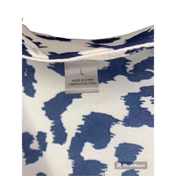 T Tahari blue and white animal print blouse size large - Picture 4 of 5